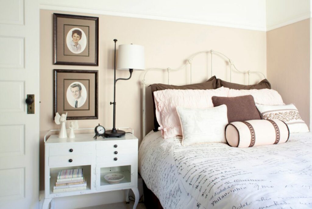 Pink and brown bedroom 1024x686