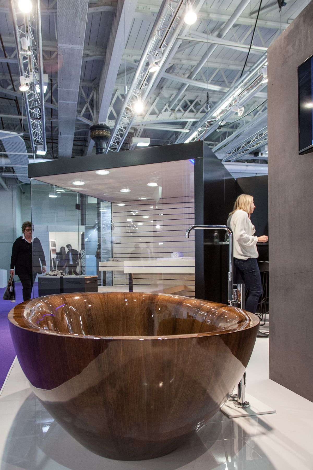 Alena's experience with yacht building "makes it possible to manufacture timeless beautiful wooden bathtubs in a perfect quality."