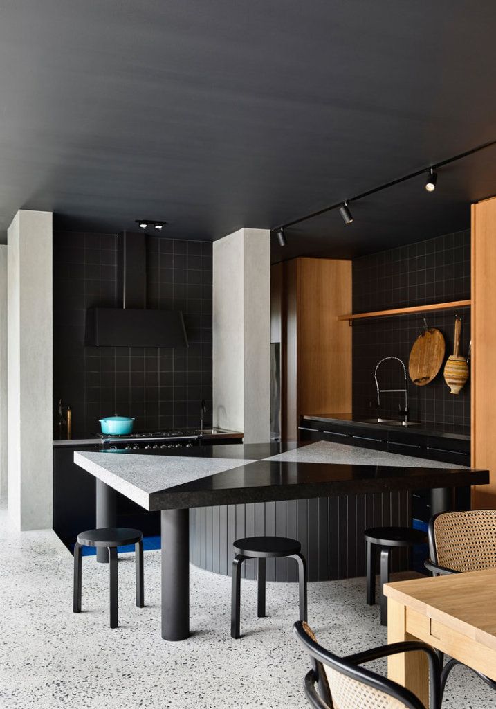 Gemetric black tiles with white grout for tiles