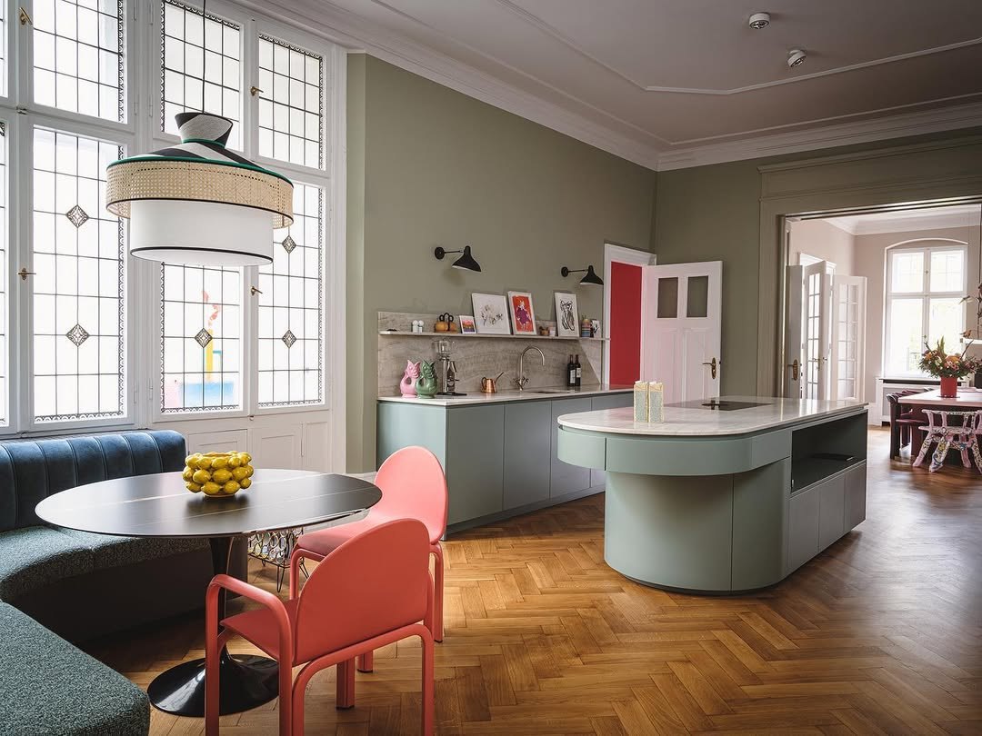 Large kitchen layout with island round extension floating