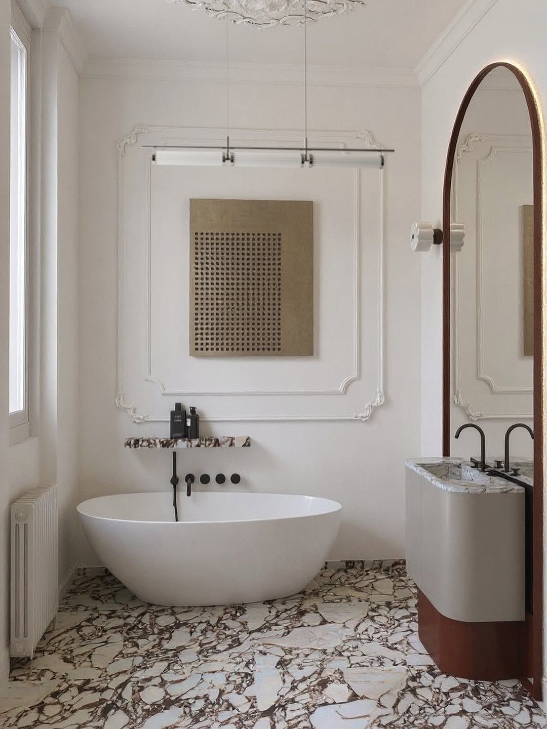 Refined Bath Suite with Sculptural Details